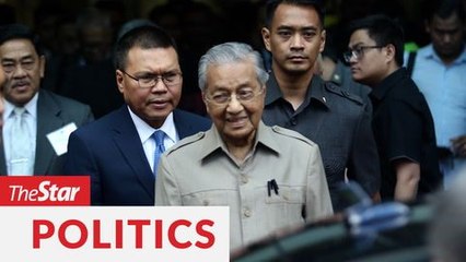 Télécharger la video: Dr Mahathir keeps mum as Bersatu, BN and PAS back Muhyiddin as PM8