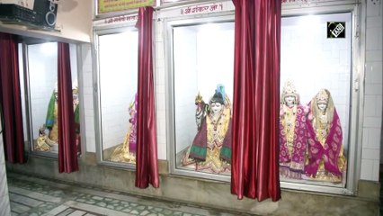 चंद बाग इलाके में स्थानीय लोगों ने इलाके में श्री दुर्गा फकीरी मंदिर की सुरक्षा के लिए एक मानव श्रृंखला बनाई