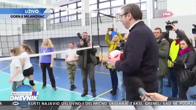 PREDSEDNIK VUČIĆ POKAZAO UMEĆE U ŠTOPOVANJU LOPTE I ŽONGLIRANJU: Vučić zaigrao odbojku sa sa đacima u Gornjem Milanovcu!