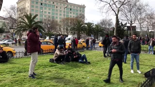 Düzensiz göçmenlerin, Vatan caddesindeki bekleyişi sürüyor