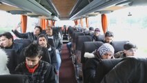 Cientos de refugiados sirios viajan a la frontera griega esperando pasar
