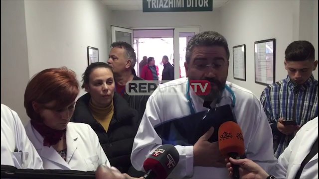 Report TV - Fier, nxënësit në spital, mjeku: Panik! S'di si t'ia vë emrin, presim analizat
