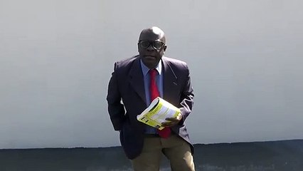 Ce prédicateur danse comme un fou en pleine rue !