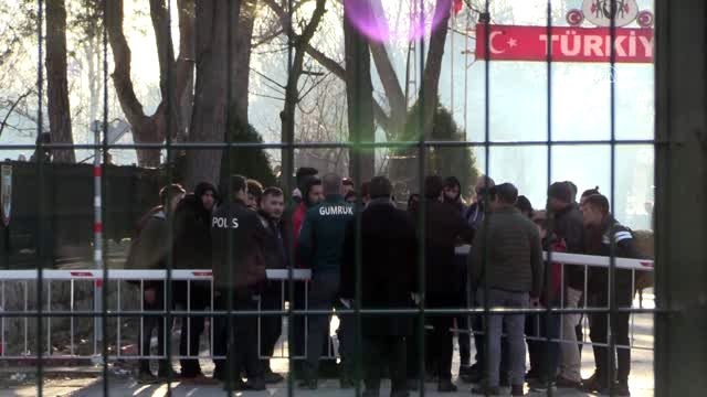 Yunan sınır polisi göçmenlere biber gazı ve ses bombasıyla müdahale etti (3)