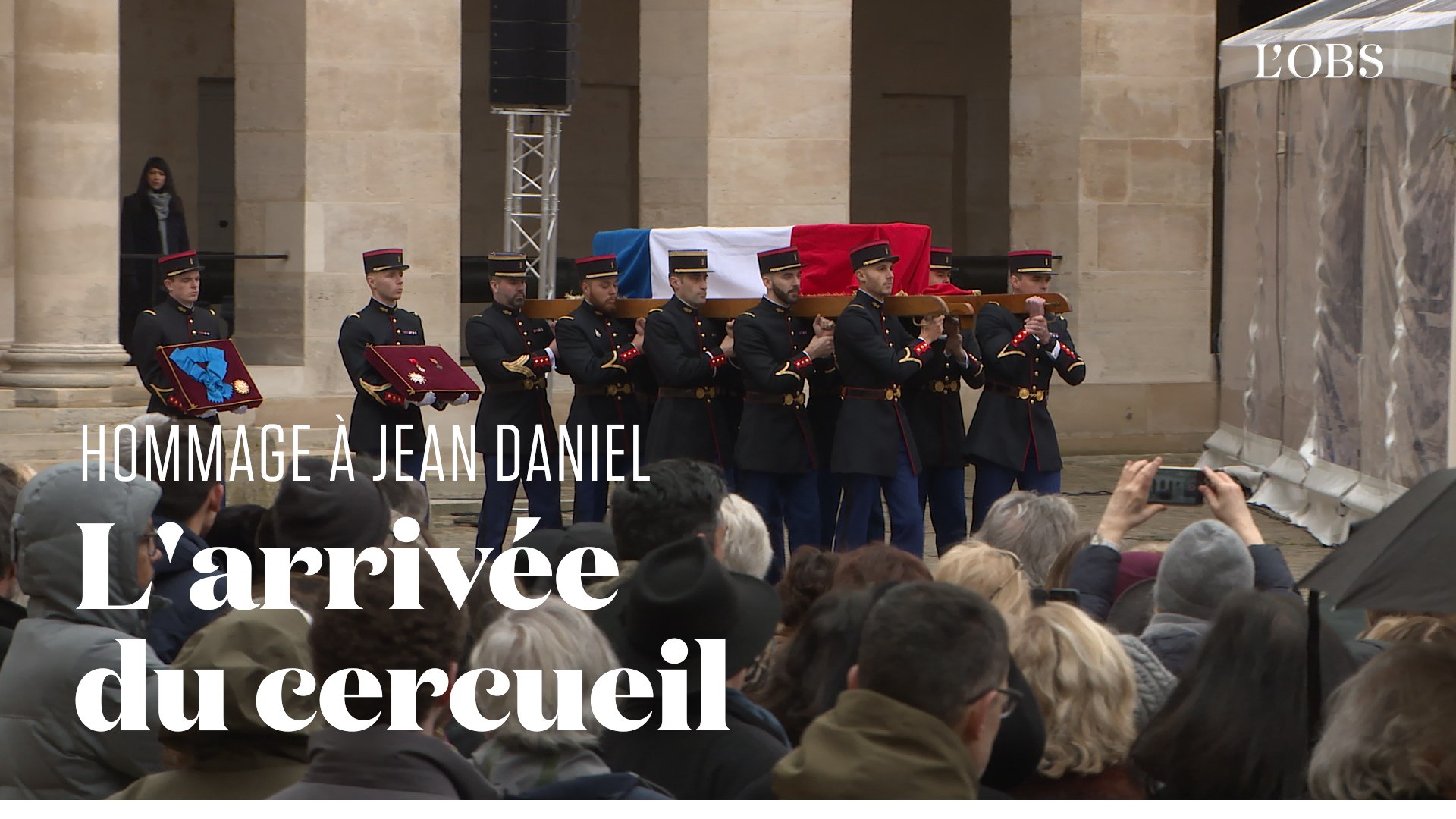 Cérémonie d'hommage à Jean Daniel : l'arrivée du cercueil aux Invalides -  Vidéo Dailymotion