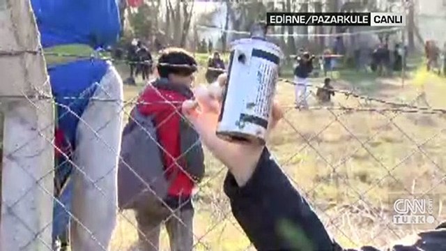 Yunanistan sınırında göçmenlere gaz bombası