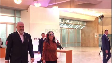 Të buzëqeshur, Rama i shoqëruar nga bashkëshortja Linda mbërrijnë në Kongres