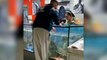 Sa copine jette sa bague de fiançailles dans un aquarium, il se jette à l'eau pour la récupérer
