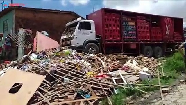 CAMINHÃO DESTRÓI CASA EM ITAMBÉ E CARGA É SAQUEADA