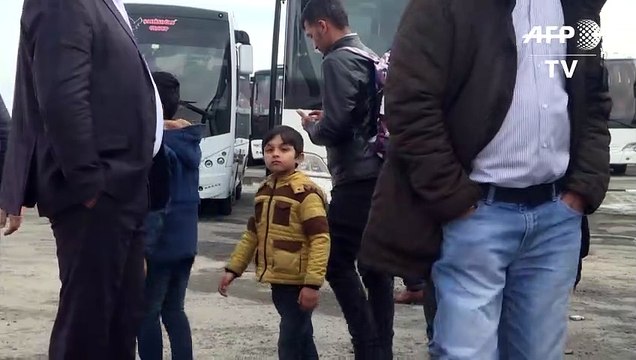 Migrants rush to get buses in Istanbul heading for Greek border (2)