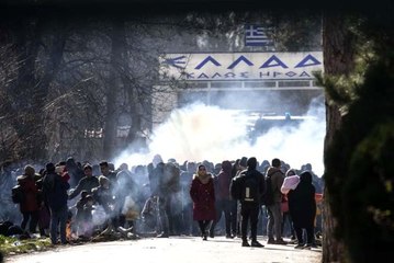 Edirne'de tampon bölgede bekleyen göçmenler ateş yakarak ısınmaya çalışıyor