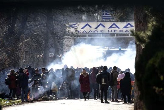 Edirne'de tampon bölgede bekleyen göçmenler ateş yakarak ısınmaya çalışıyor