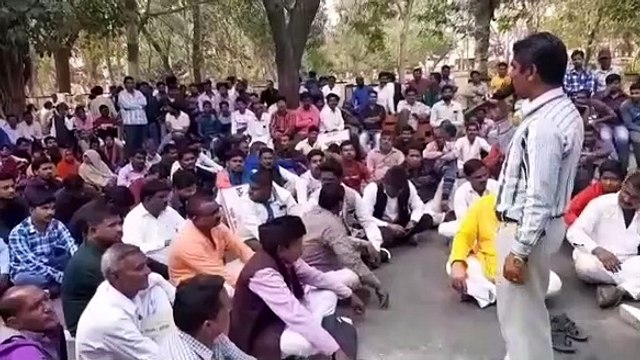 नगर निगम अधिकारी ने की सफाईकर्मी की पिटाई,धरना कर यूनियन ने की कार्यवाही की मांग