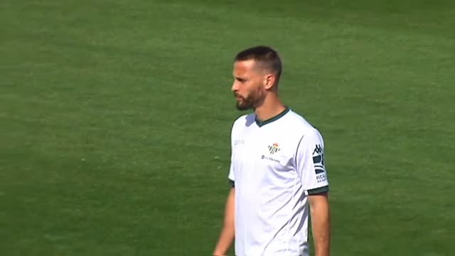 El Betis entrena sin temor a los positivos de coronavirus en Valencia