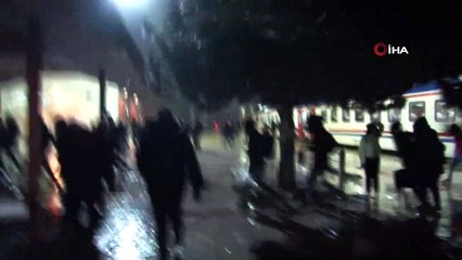 Trenle gelen mülteciler, ‘Avrupa’ diye slogan atarak gardan çıktı