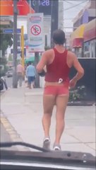 Ce joggueur a mis le short le plus court de sa garde robe