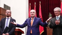 Ora News - Presidenti Meta nderon Xhevahir Spahiun me dekoratën “Gjergj Kastrioti Skënderbeu”