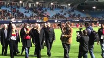 Puigdemont saluda desde el césped del estadio Aimé Giral de Perpignan