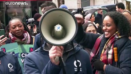 أنصار البيئة في بريطانيا يمنعون توسعة مطار هيثرو بالقانون