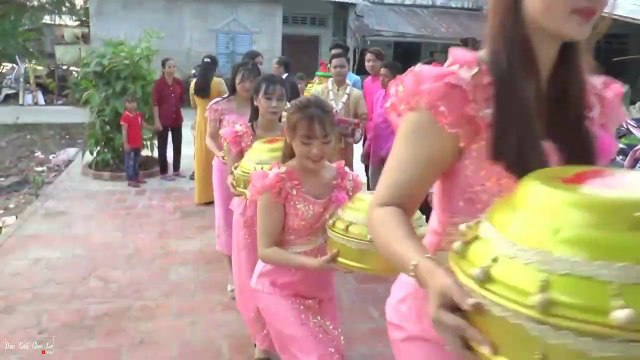 Đám cưới cô dâu xinh đẹp đeo vàng đầy người, dàn gái xinh bưng tráp đẹp mê ly
