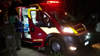 Descargar video: Idoso de 72 anos sofre lesão em joelho e é socorrido pelo Siate no Cascavel Velho