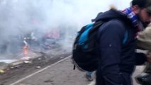 Yunan askerleri düzensiz göçmenlere biber gazı ve ses bombası atıyor