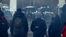 Yunan askerleri düzensiz göçmenlere biber gazı ve ses bombası atıyor (2)