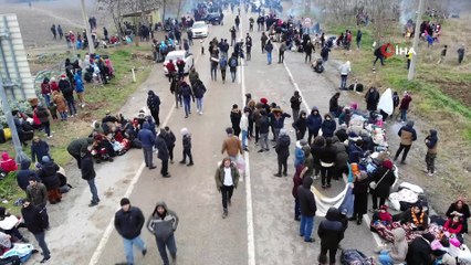 Yunanistan'dan sınıra dayanan mültecilere gazlı müdahale sürüyor