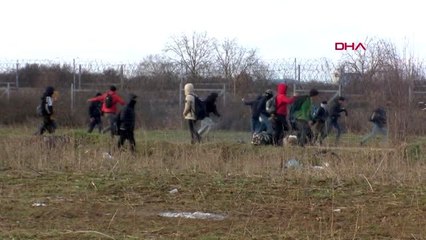 Pazarkule'de tel örgüleri açan göçmenler yunan askerine ait aracı taşladı