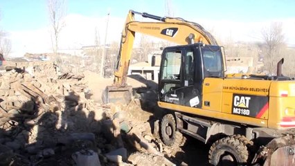 Depremden etkilenen Başkale'deki 4 mahallede yaralar sarılıyor - VAN