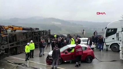 İstanbul karayolu'nda tır devrildi, otomobiller yola savruldu