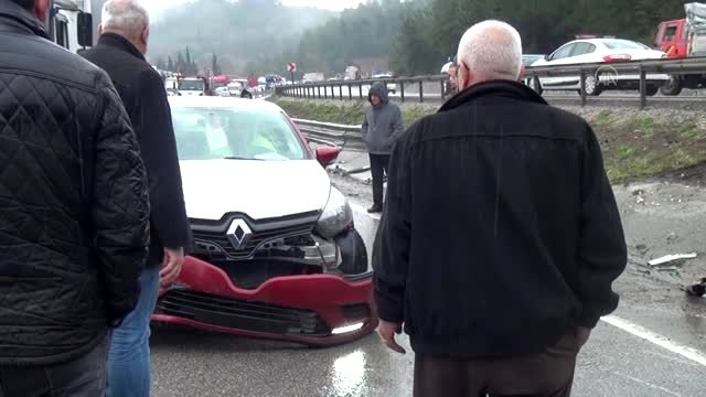 Sıfır kilometre otomobil yüklü tır devrildi