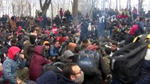 Edirne yunan polisi pazarkule sınır kapısının karşına yığınak yaptı, gaz maskelerini taktı