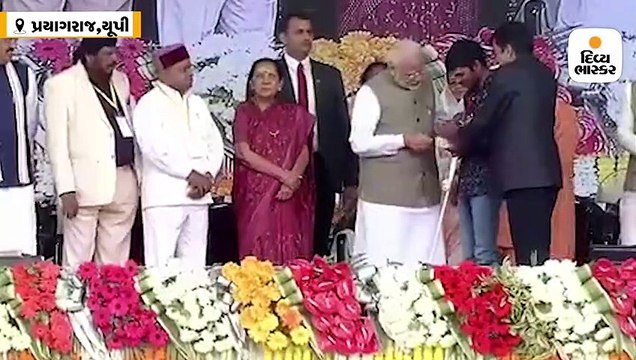 વડાપ્રધાને આપ્યો સ્માર્ટફોન, દૃષ્ટીહીન યુવકે પહેલી સેલ્ફી લીધી પીએમ સાથે