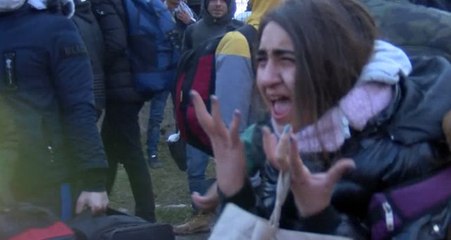 Yunan güvenlik güçlerinin müdahale ettiği göçmen genç kız isyan etti: Siz nasıl bir şeysiniz?