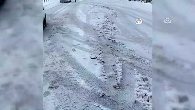 Antalya-Konya kara yolunda ulaşım kar yağışı nedeniyle güçlükle sağlanıyor