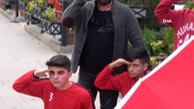 Futbolcular, şehit askerler için Türk bayrağı açıp, İstiklal Marşı okudu