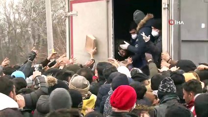 Yardım kolisinden almak isteyen mülteciler izdihama neden oldu