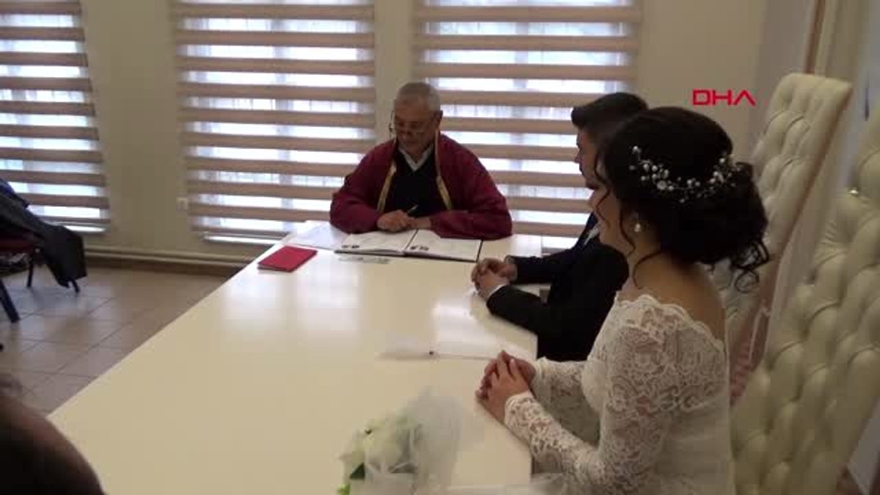 Bursa 29 şubat'ta nikah masasına oturan uzman çavuş, asker selamıyla 'evet' dedi
