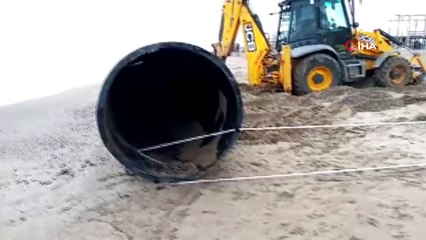 200 metrelik boru sahile vurdu, görenler şoke oldu