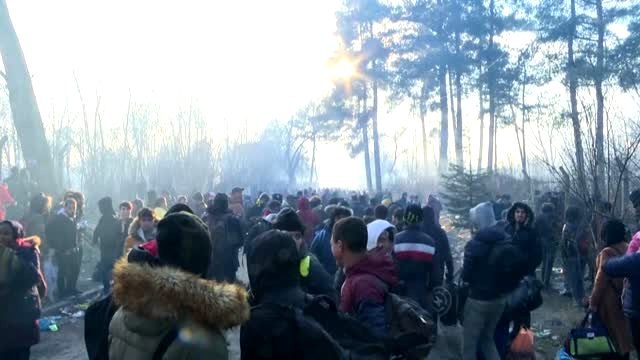 Düzensiz göçmenlerin zor şartlardaki bekleyişi sürüyor (3)