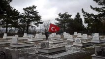 Şehit haberini alınca Türk bayrağını alıp şehit oğlunun mezarına koştu