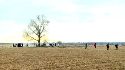 Düzensiz göçmenler ormanlık arazide ateş yakarak ısınmaya çalışıyor (2)