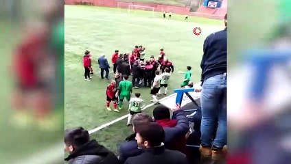 Amatör maçta önce yumruklar sonra kartlar havada uçuştu