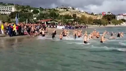 Kış yüzme maratonunda İdlib şehitleri için denize siyah çelenk bırakıldı