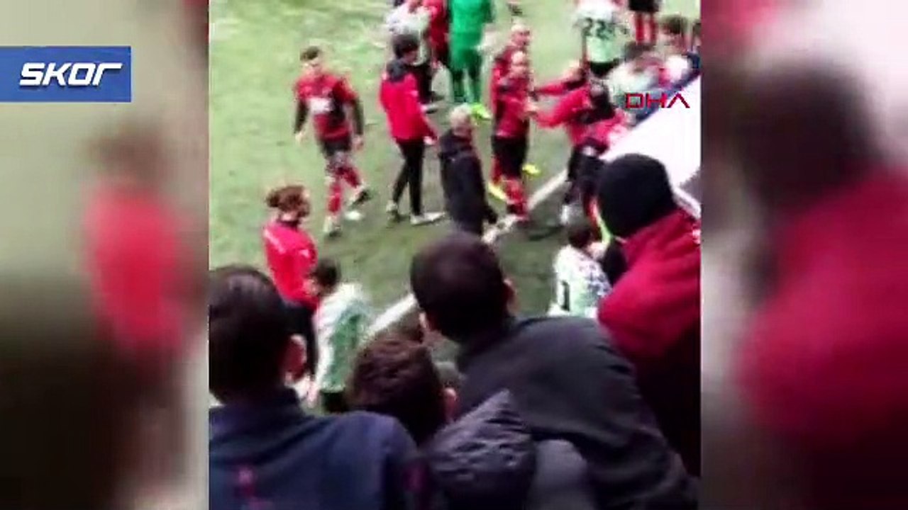 Amatör maçta önce yumruklar sonra kartlar havada uçuştu!