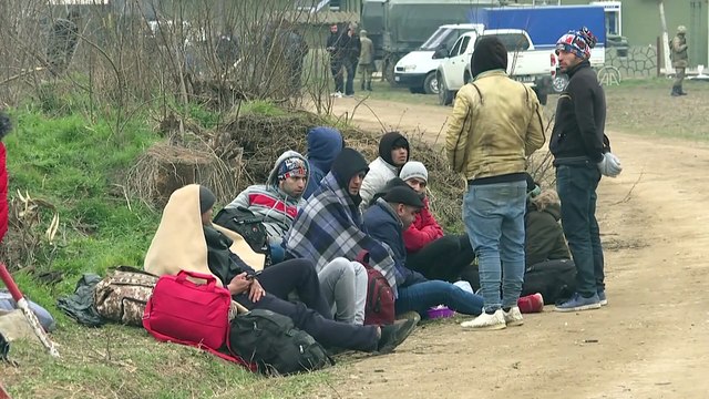 Düzensiz göçmenler ormanlık arazide ateş yakarak ısınmaya çalışıyor (2) - EDİRNE