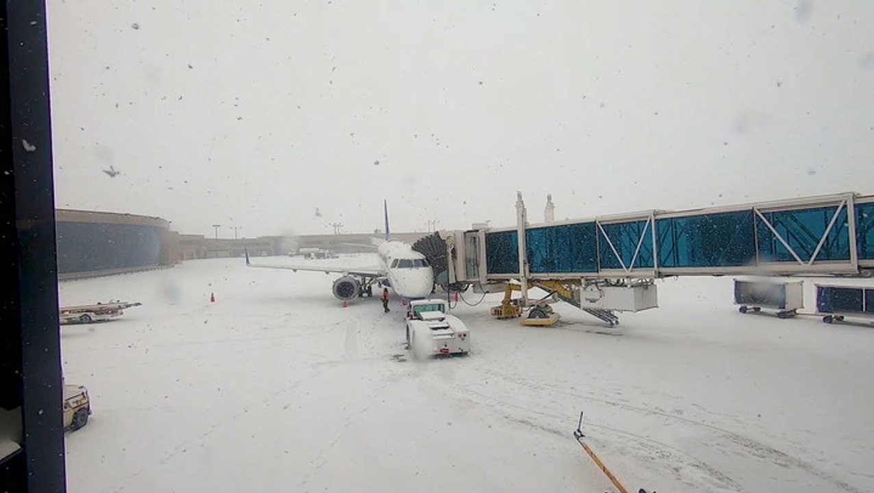 Snow overtakes airport