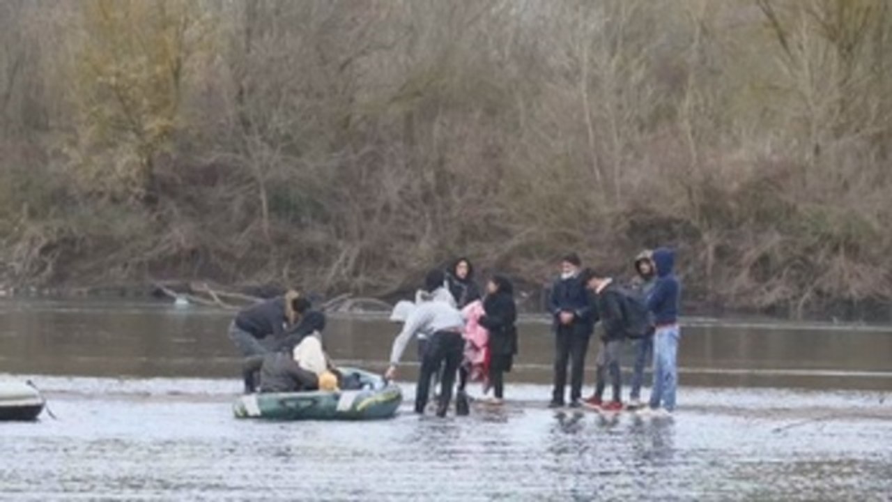 Miles de refugiados sirios acampan ante la frontera griega esperando cruzar