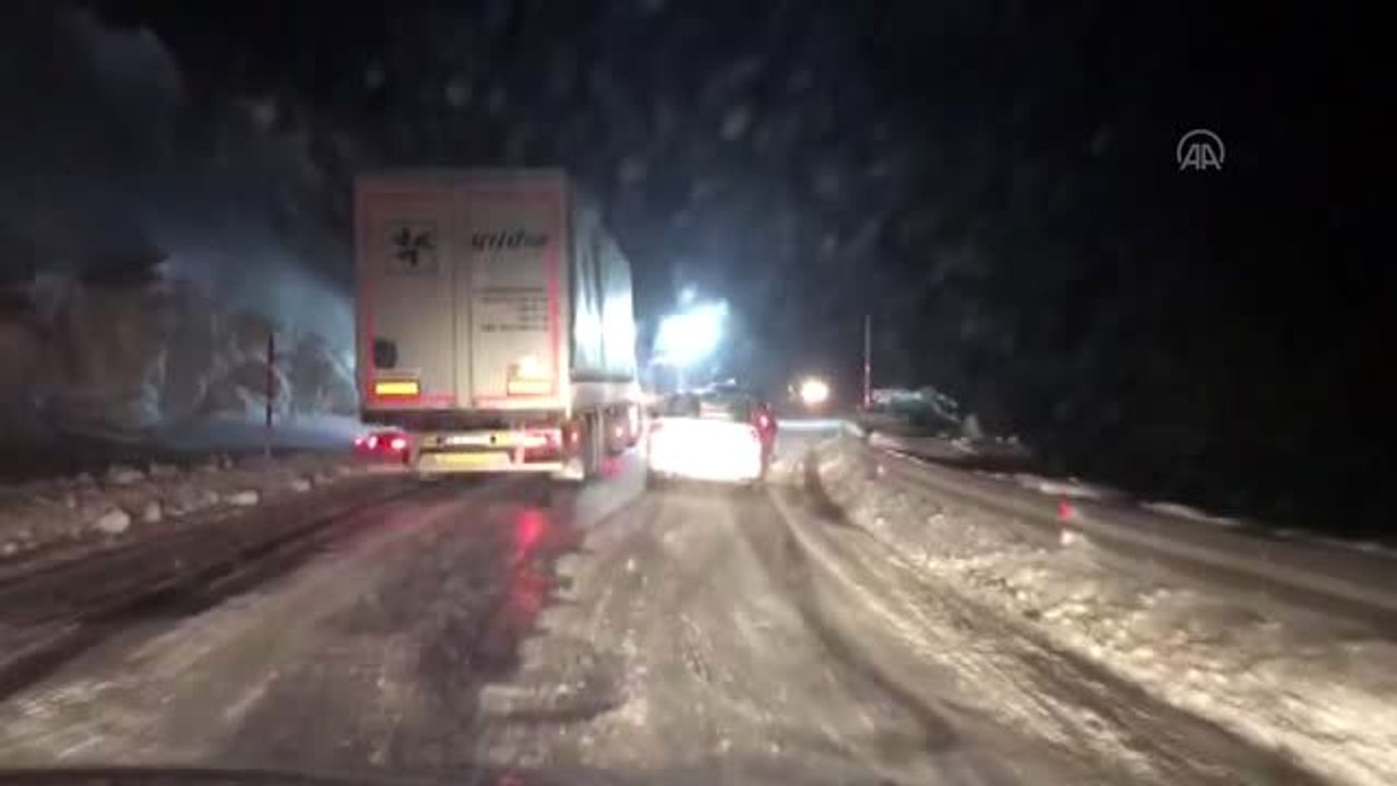 Kar yağışı ve tipi ulaşımı aksattı
